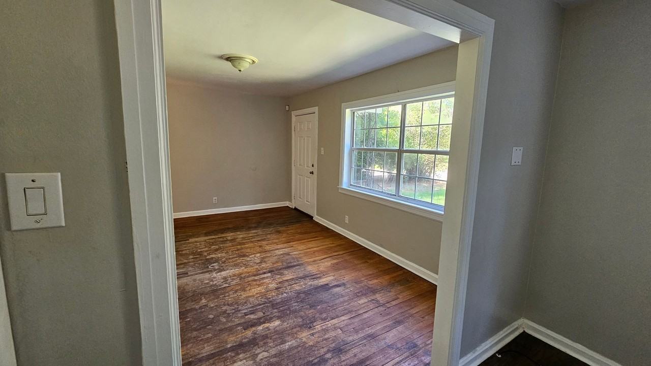 817 Hawkins St - Photo 4 of 10