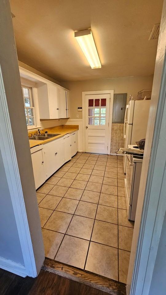 817 Hawkins St - Photo 5 of 10