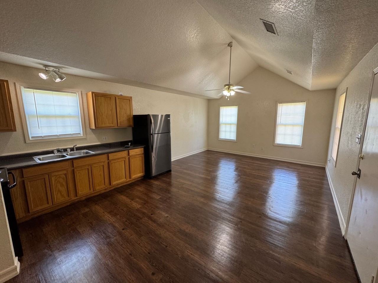 1016 1016 S 16th - Photo 3 of 8