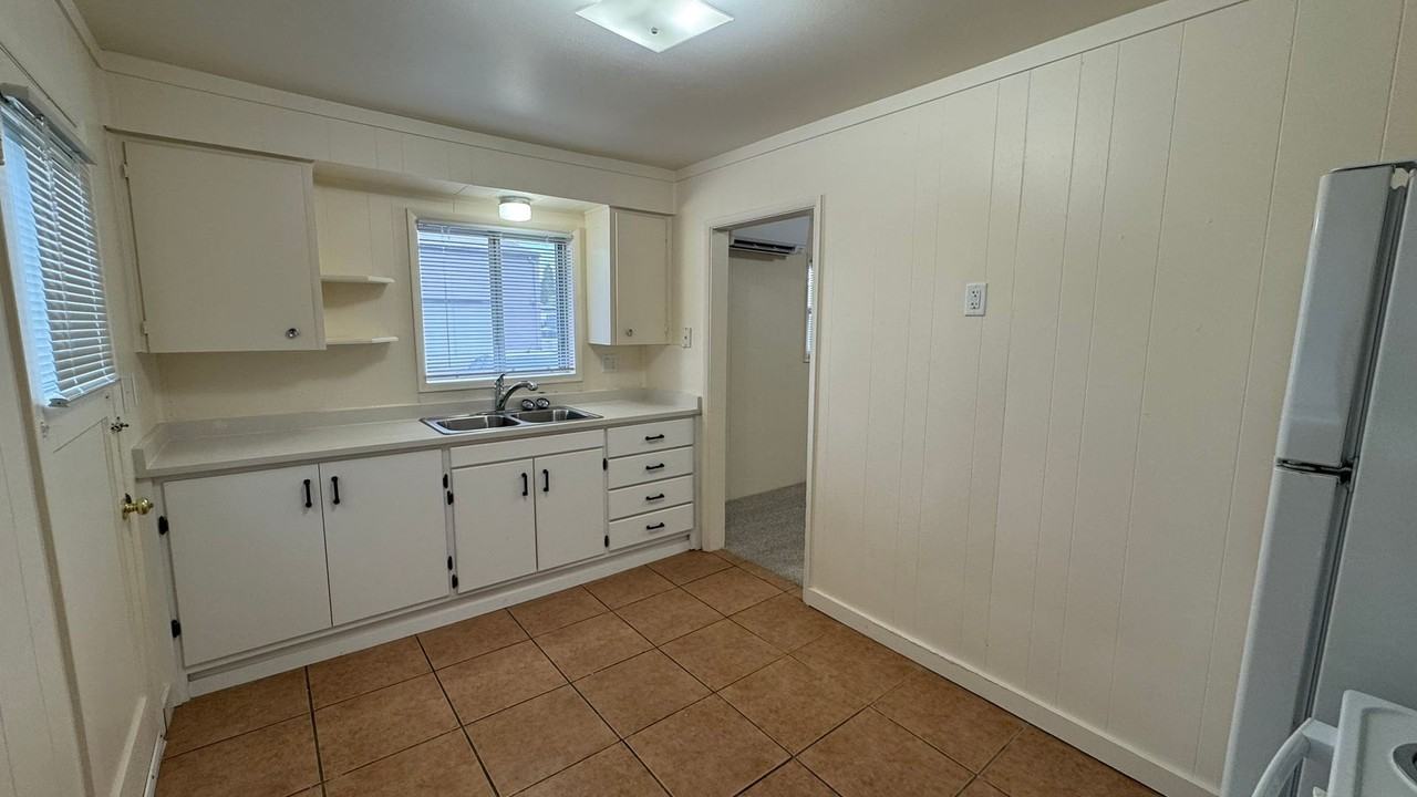 744 Taylor St - Photo 4 of 9
