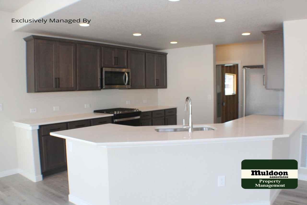 1070 Rambling Oak Dr - Photo 3 of 16