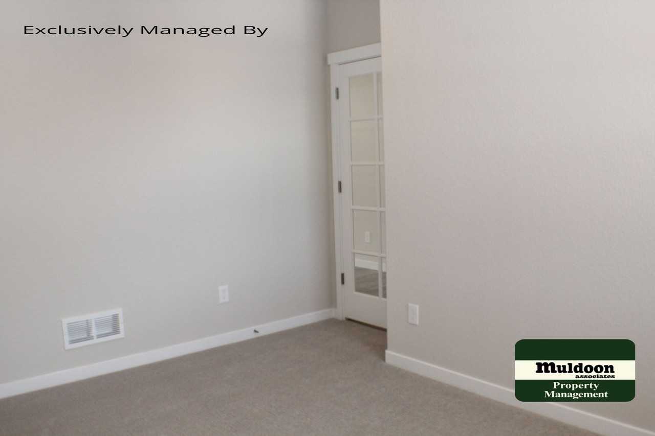 1070 Rambling Oak Dr - Photo 5 of 16