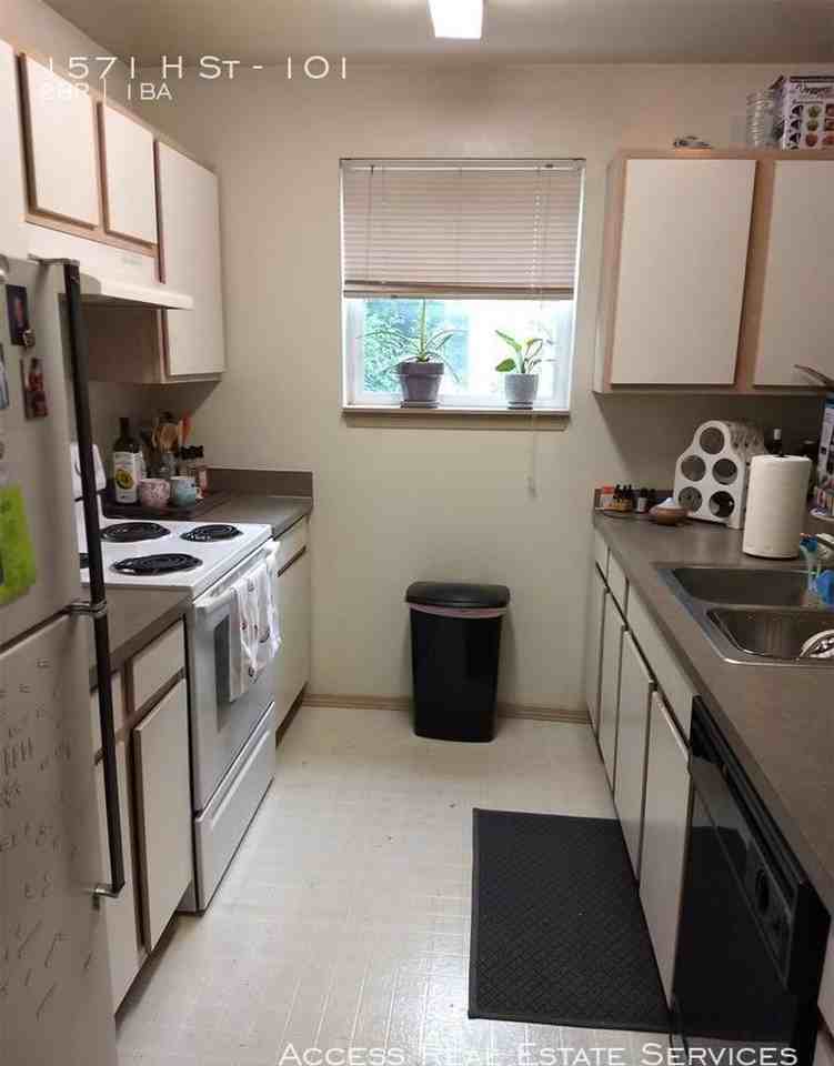 1571 H Street - Photo 3 of 20