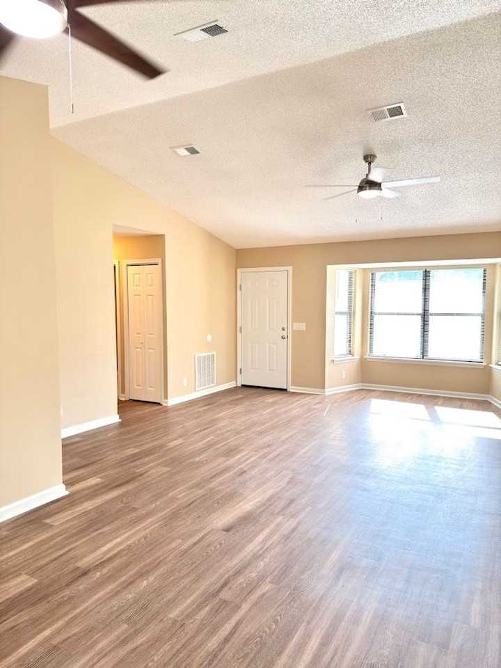 159 Greenacre Cir N - Photo 3 of 15