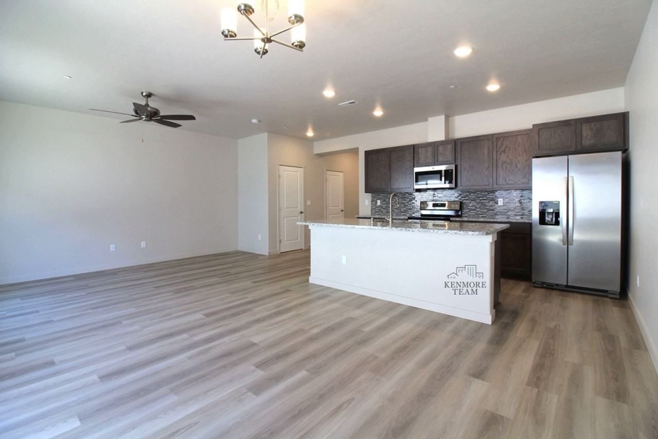 528 S Quillan Ct - Photo 3 of 12