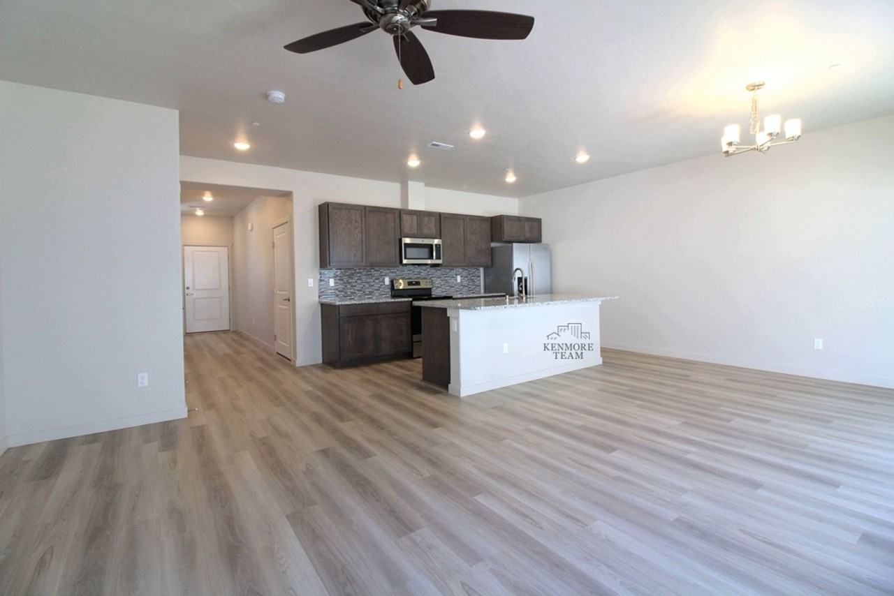 528 S Quillan Ct - Photo 4 of 12
