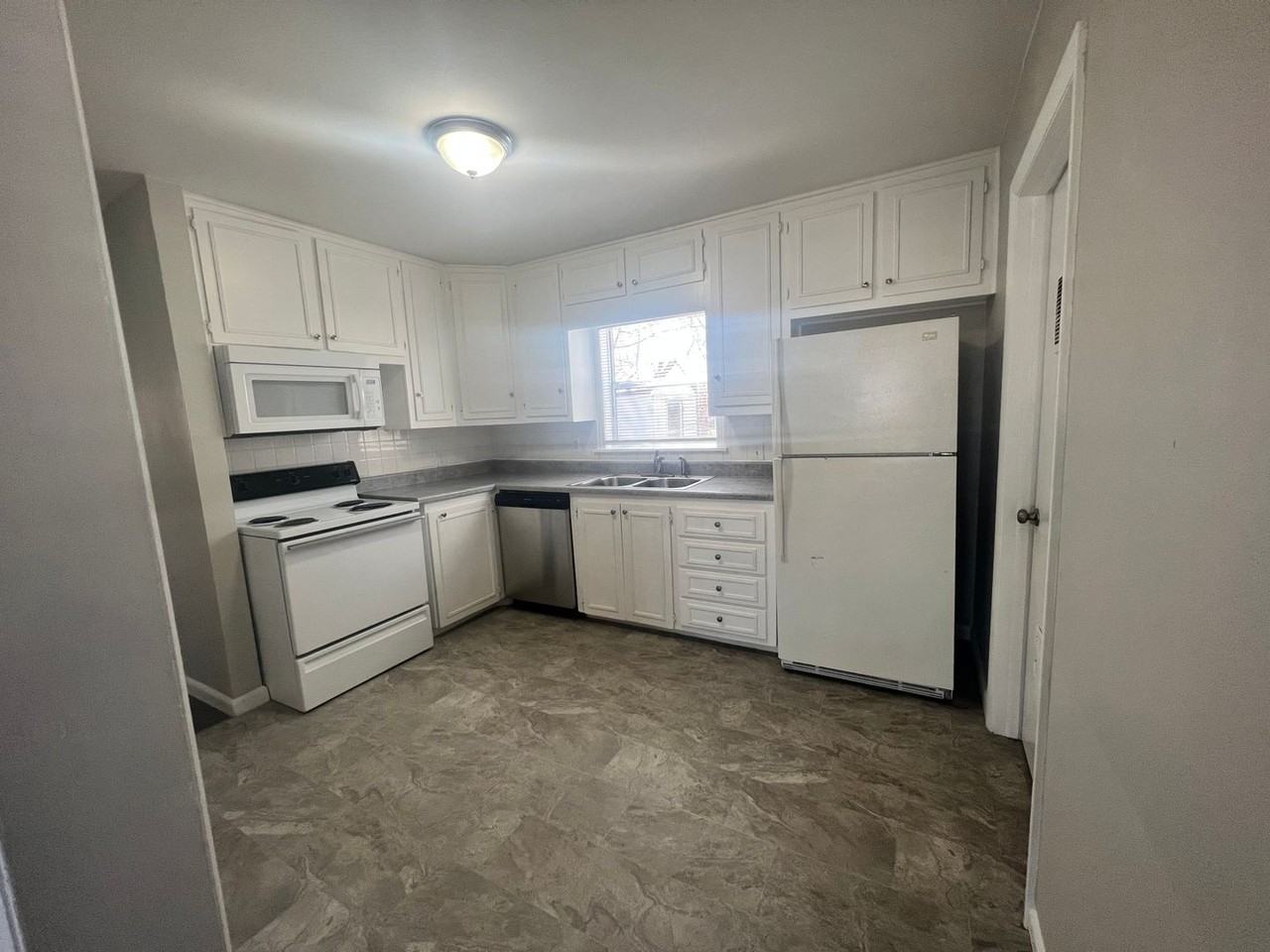 1619 S Saint Clair Ave - Photo 4 of 8