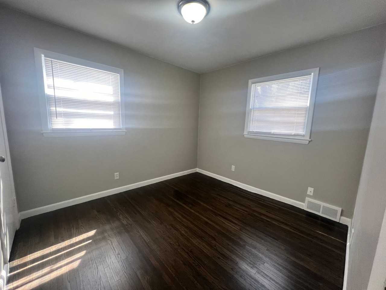 1619 S Saint Clair Ave - Photo 6 of 8