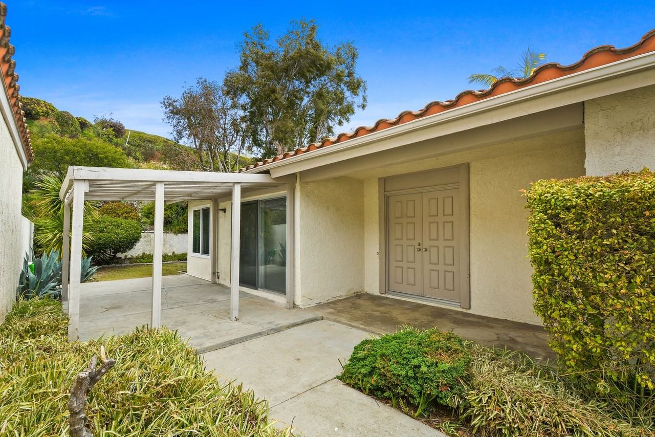 22981 Via Miramar - Photo 2 of 15