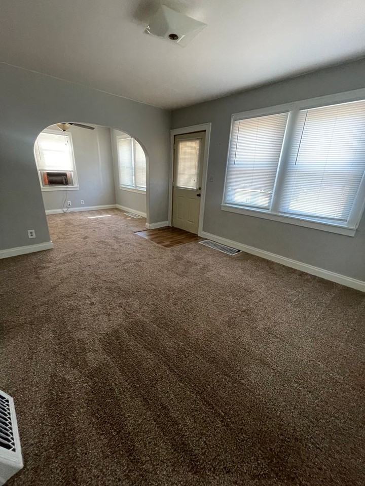 704 W 18th St - Photo 3 of 8