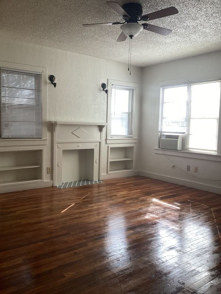 1112 W University Dr - Photo 2 of 20
