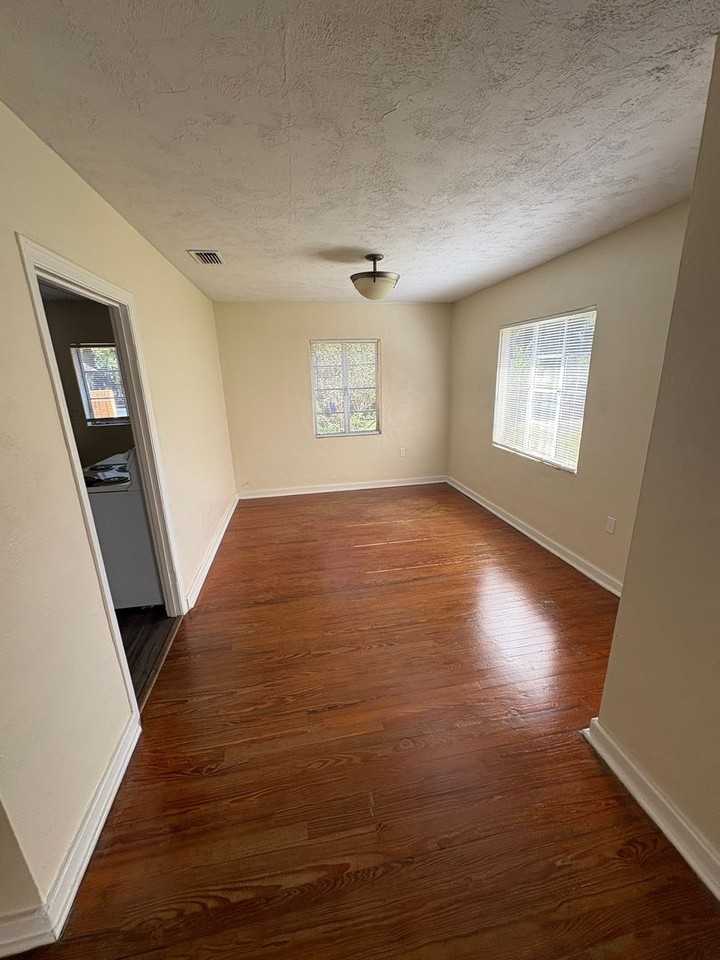 525 Bay Rd - Photo 6 of 13