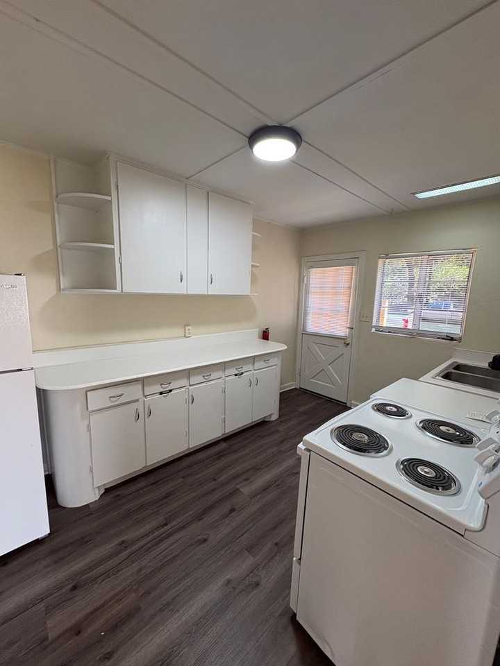 525 Bay Rd - Photo 7 of 13