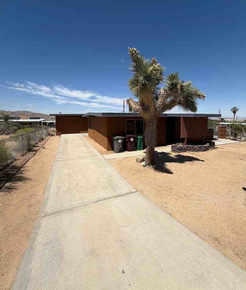 61606 Adobe Dr