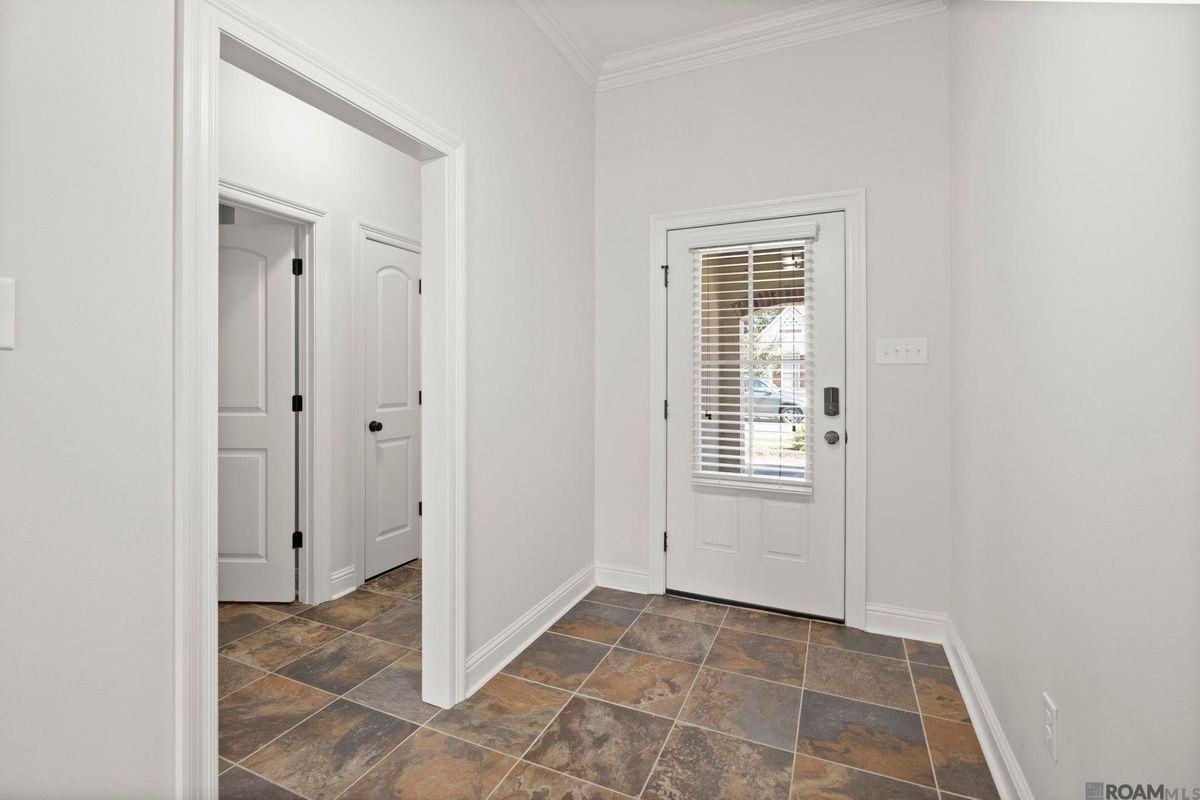 471 Lake Breeze Dr - Photo 2 of 20