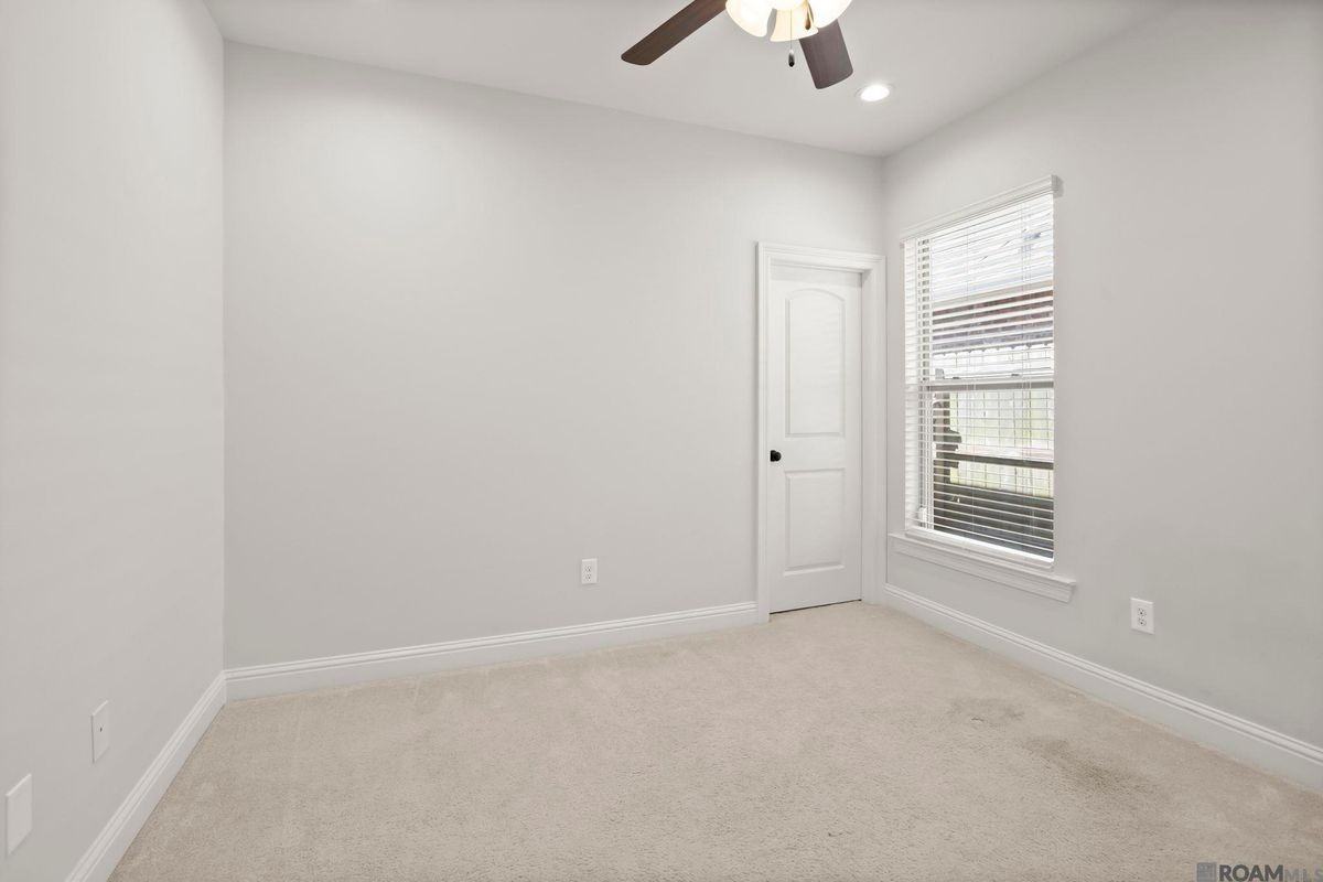 471 Lake Breeze Dr - Photo 3 of 20