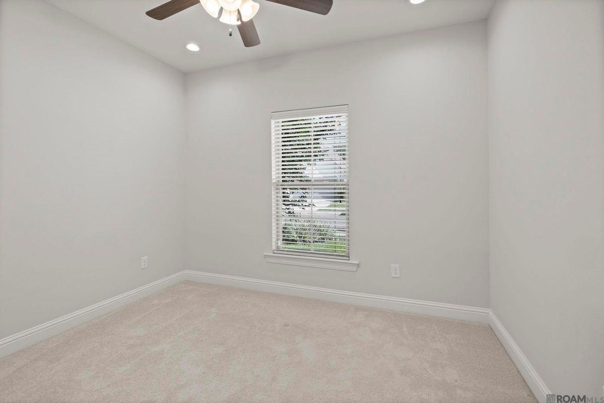 471 Lake Breeze Dr - Photo 5 of 20