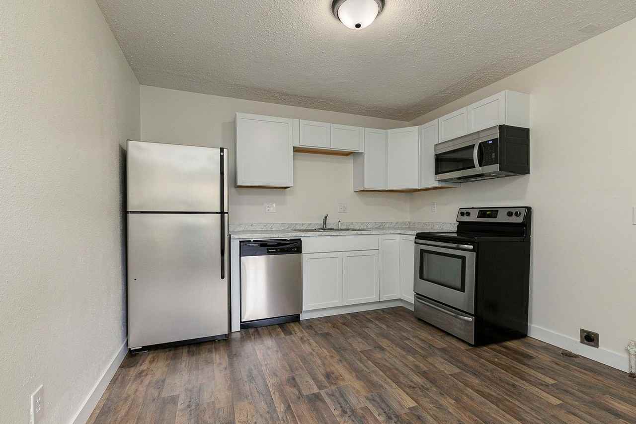 733 W College St - Photo 2 of 16