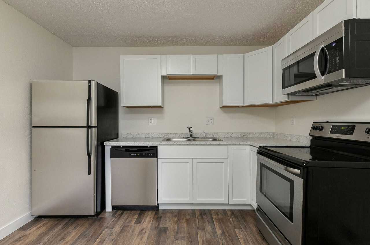 733 W College St - Photo 3 of 16