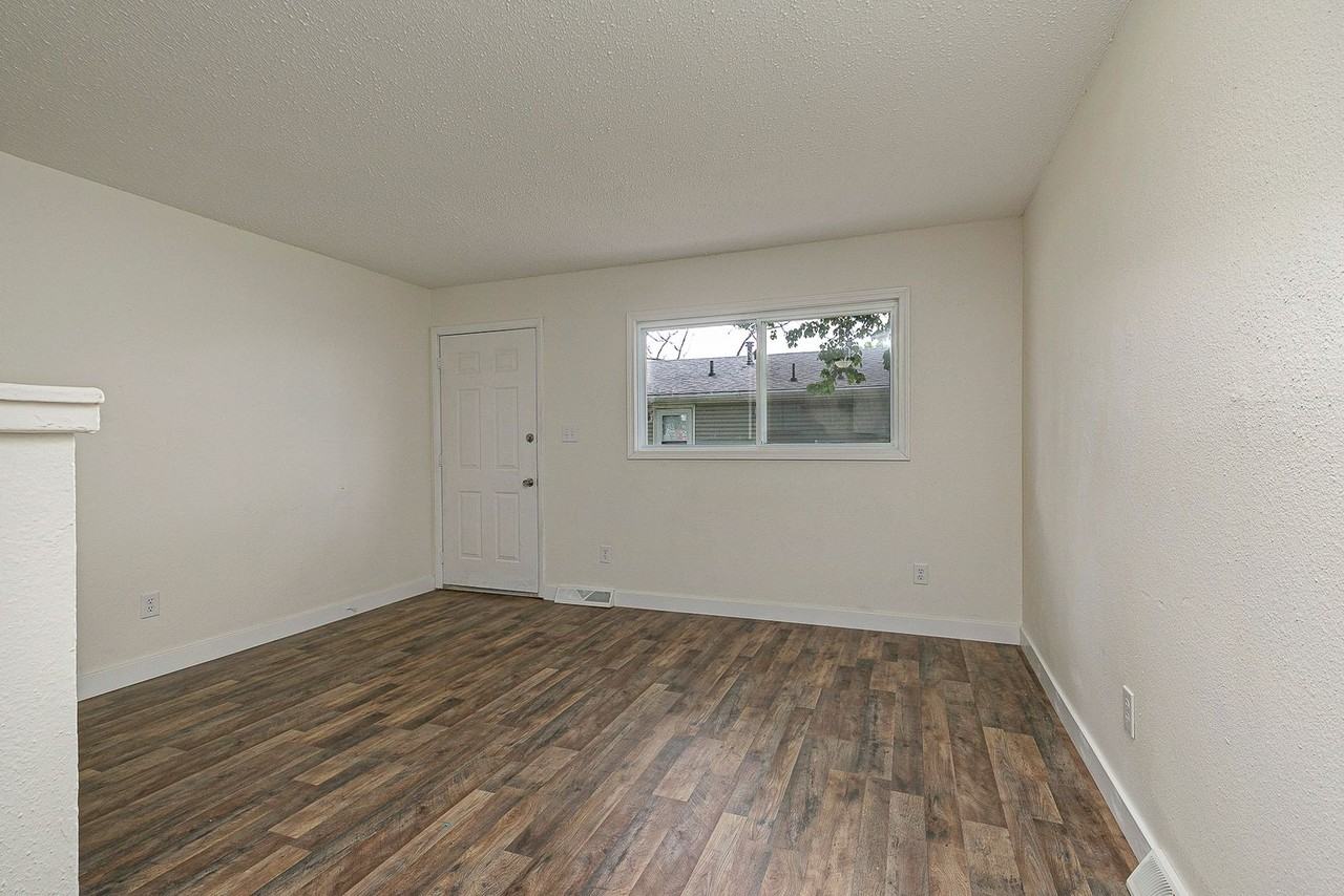 733 W College St - Photo 4 of 16
