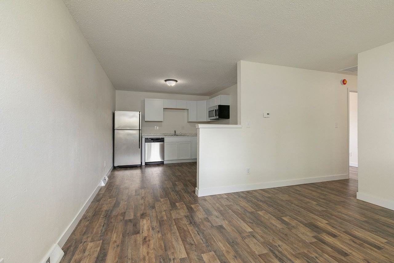 733 W College St - Photo 6 of 16