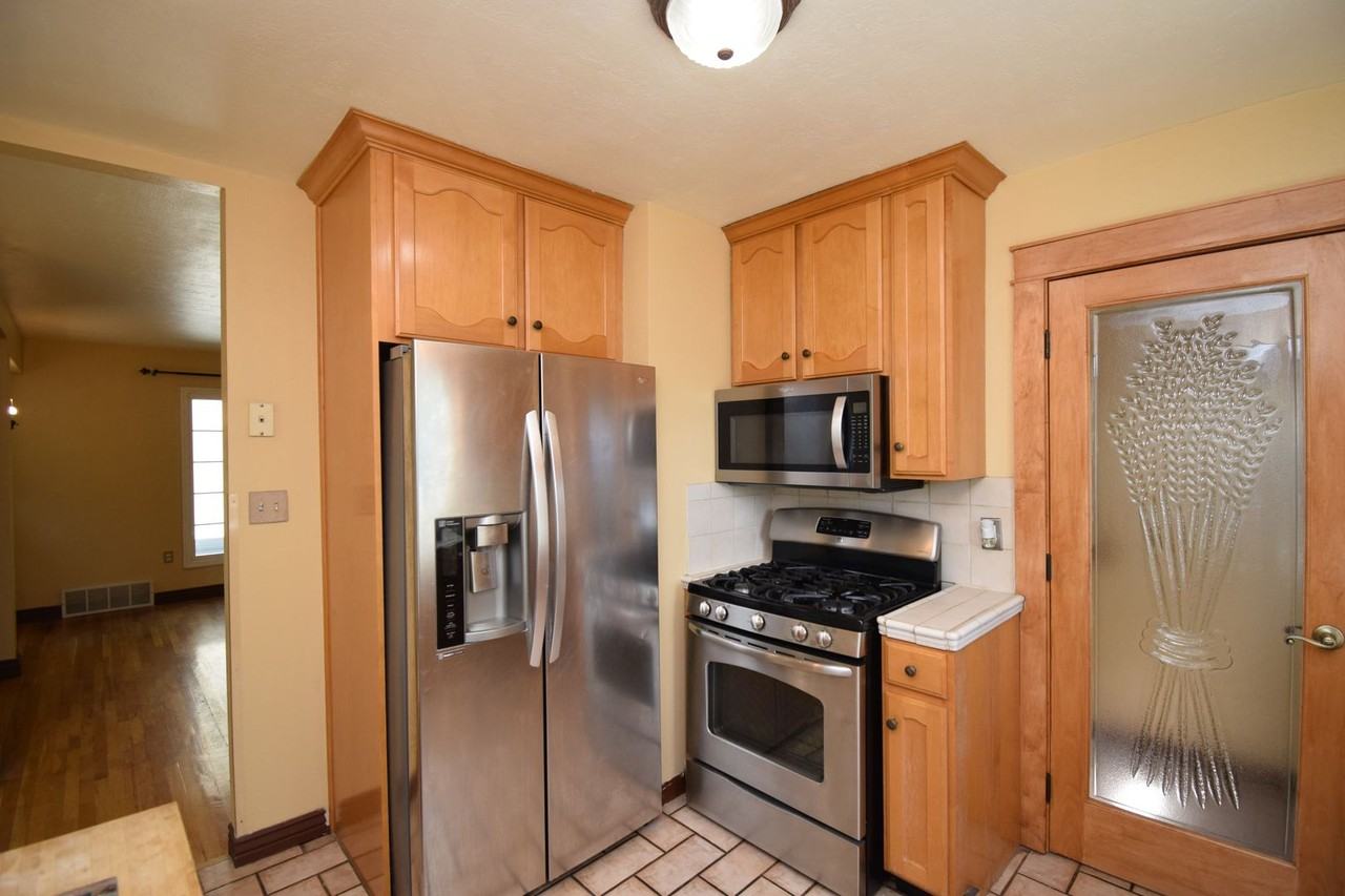 4251 S 900 E - Photo 5 of 28