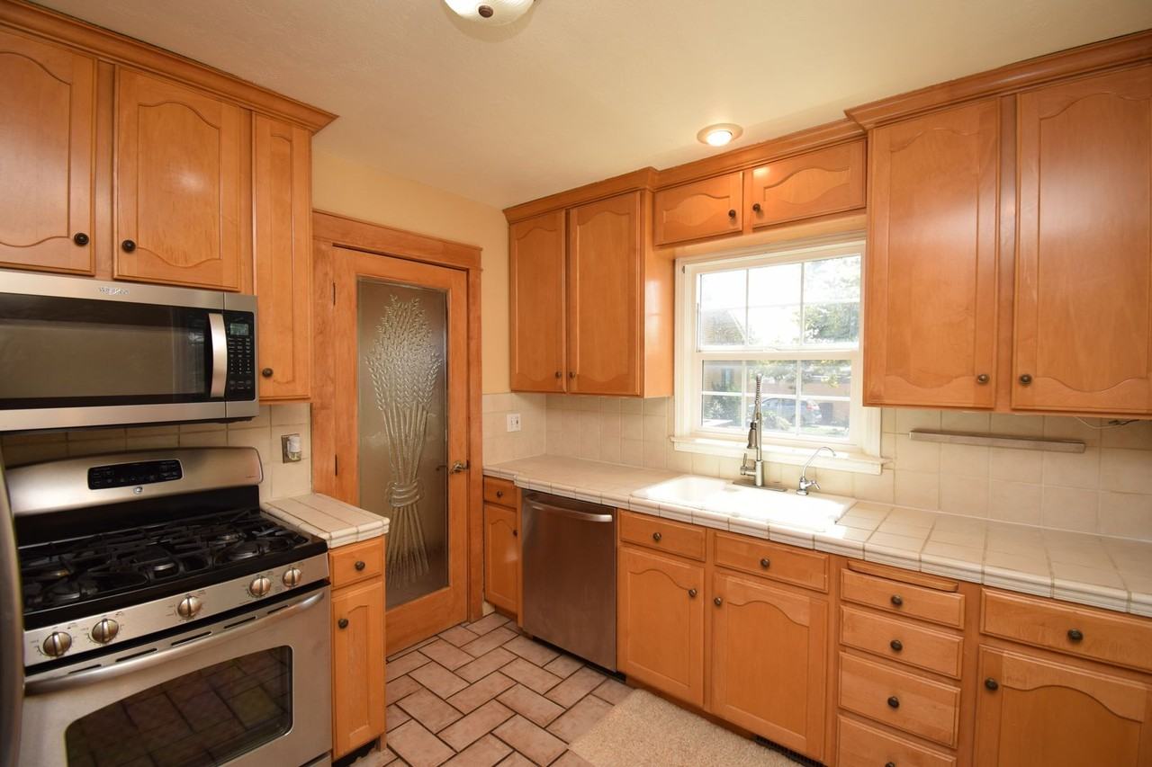 4251 S 900 E - Photo 6 of 28