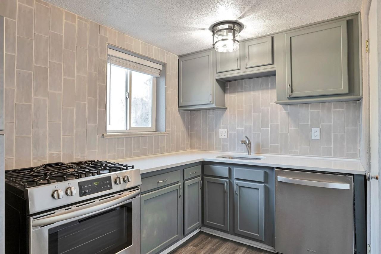 1443 Stuart St - Photo 4 of 10