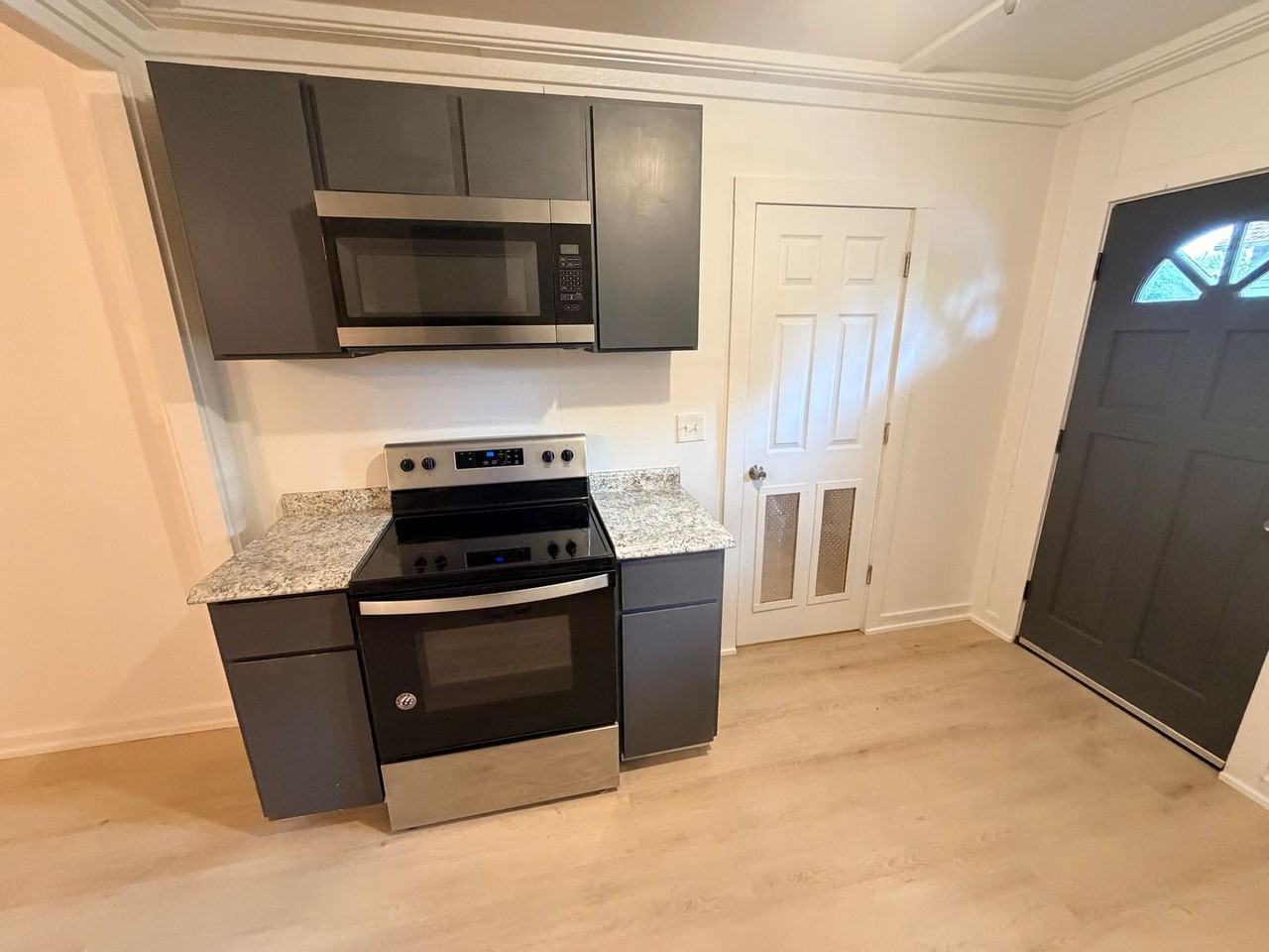 585 Highland Ave Ne - Photo 5 of 10