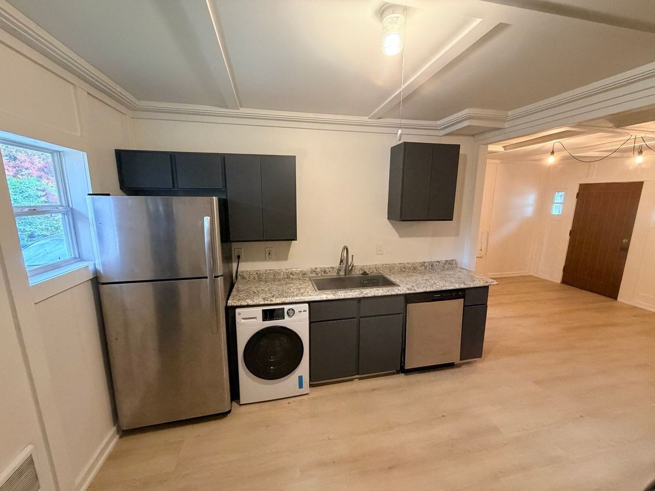 585 Highland Ave Ne - Photo 6 of 10
