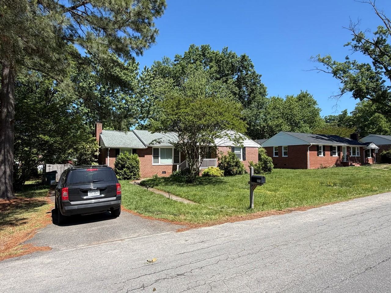 2210 Manlyn Rd - Photo 2 of 32