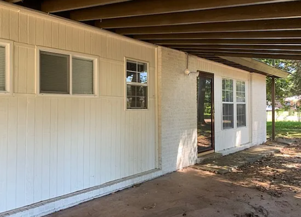 3009 Hillsboro Rd Sw - Photo 3 of 9