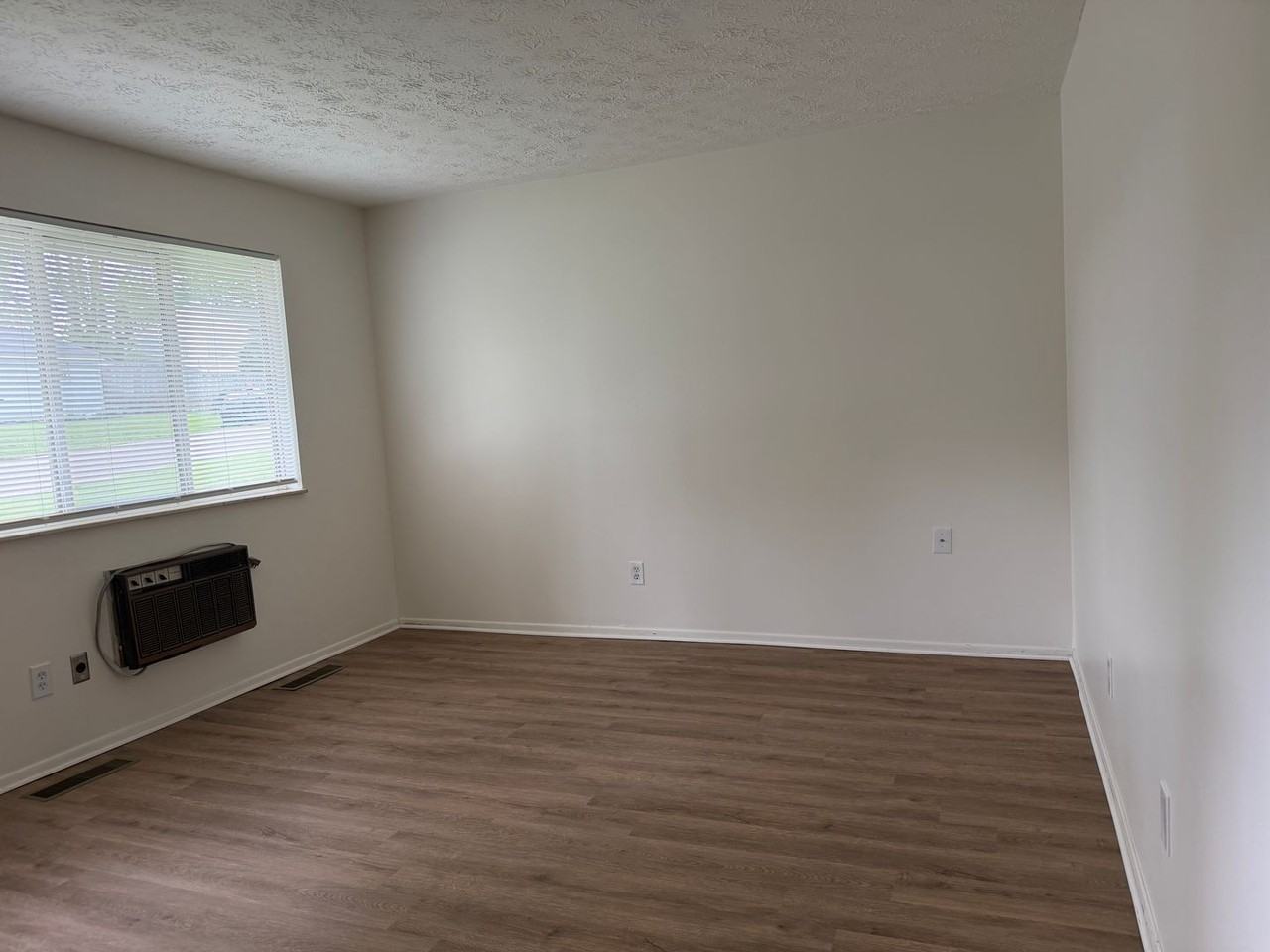 3015 Bollinger Ave Ne - Photo 2 of 7