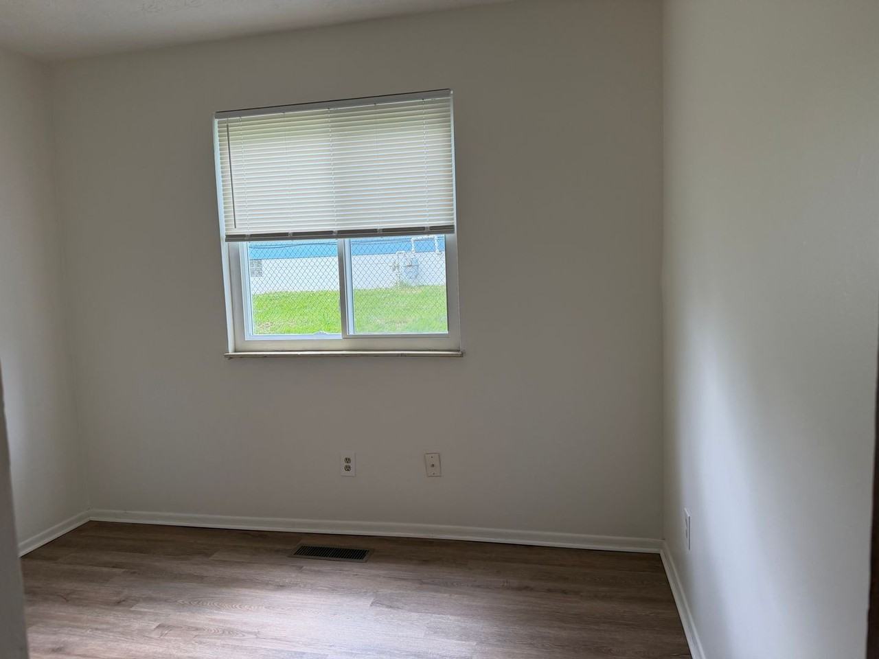 3015 Bollinger Ave Ne - Photo 4 of 7