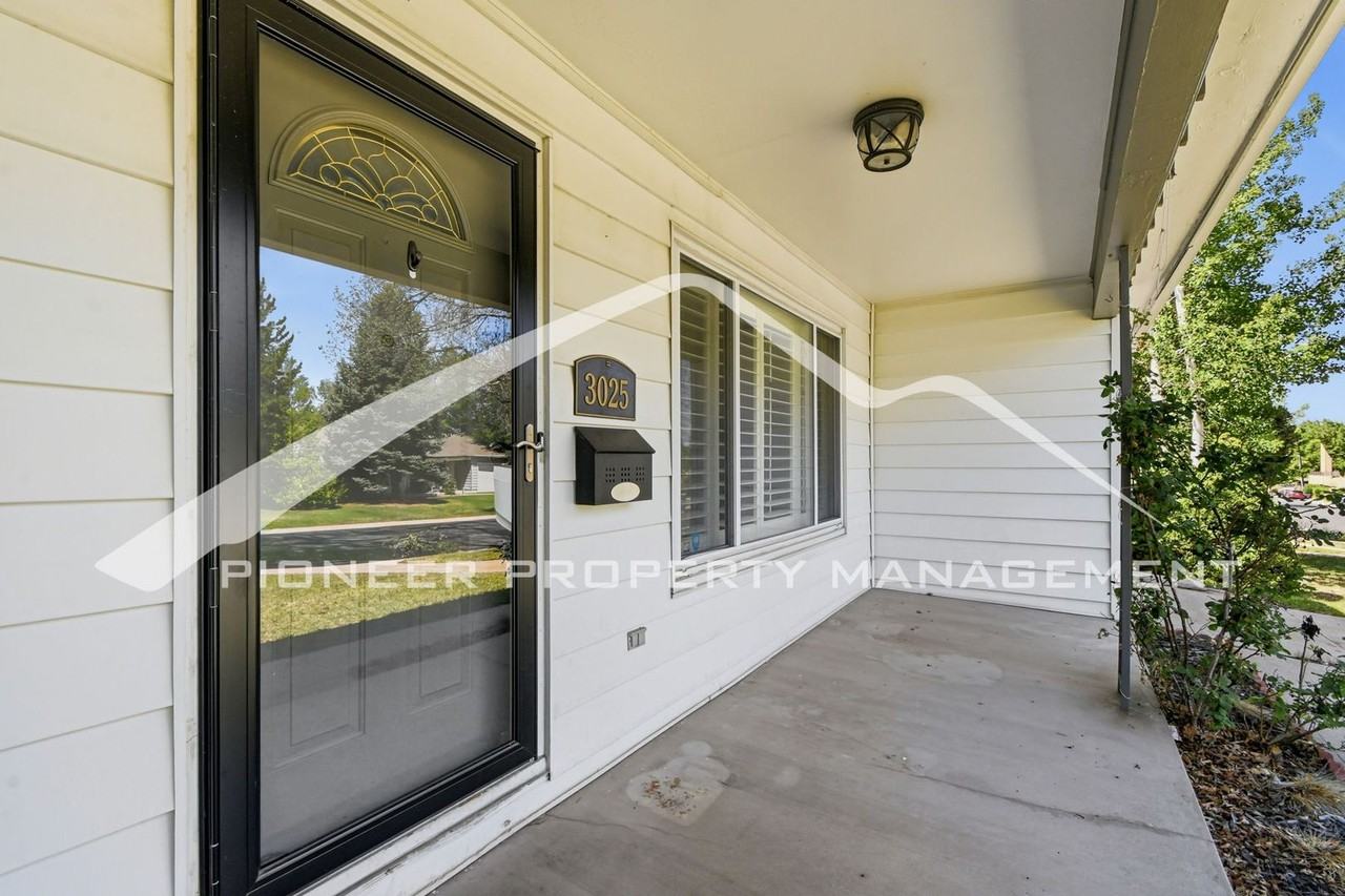 3025 S Harrison St - Photo 3 of 26
