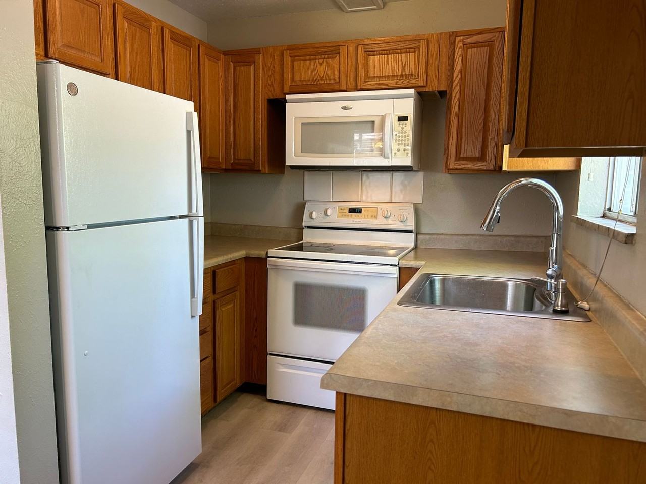301 Peterson St - Photo 5 of 11