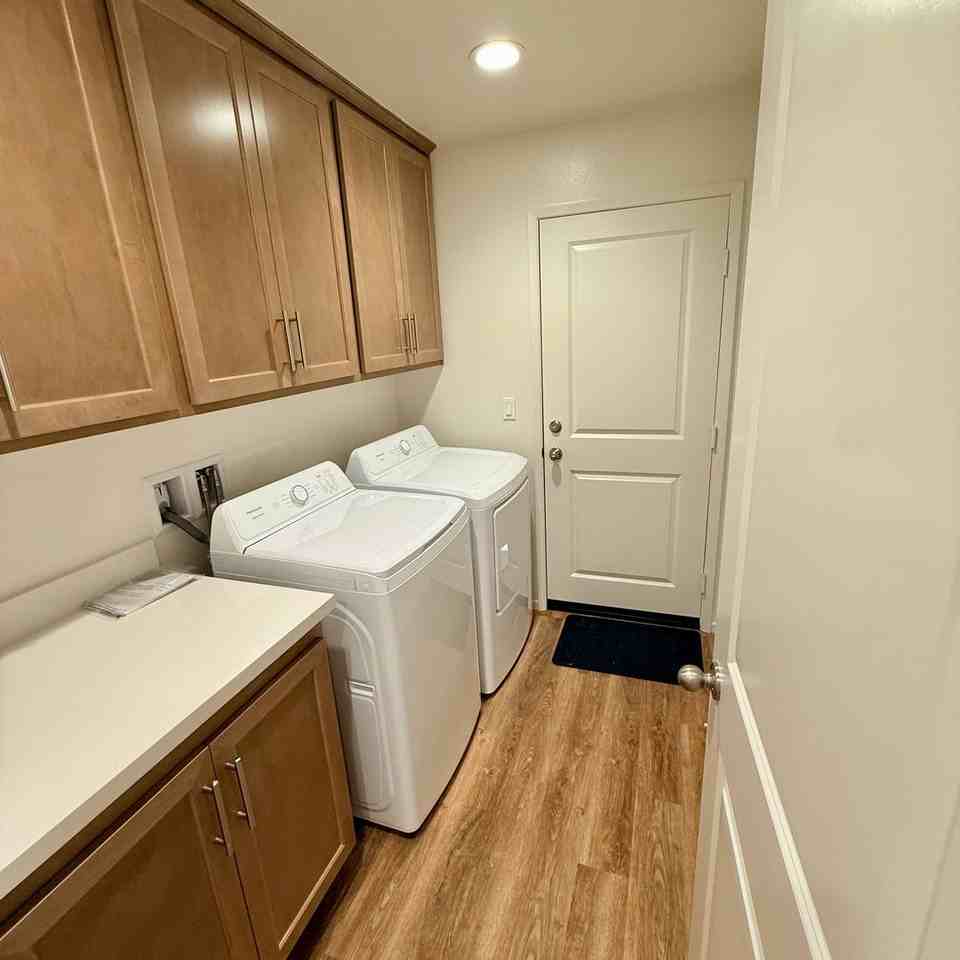 11705 Sebastian St - Photo 7 of 37