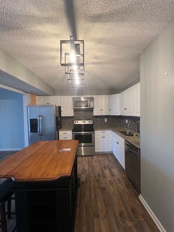 832 W 25th St - Photo 4 of 16
