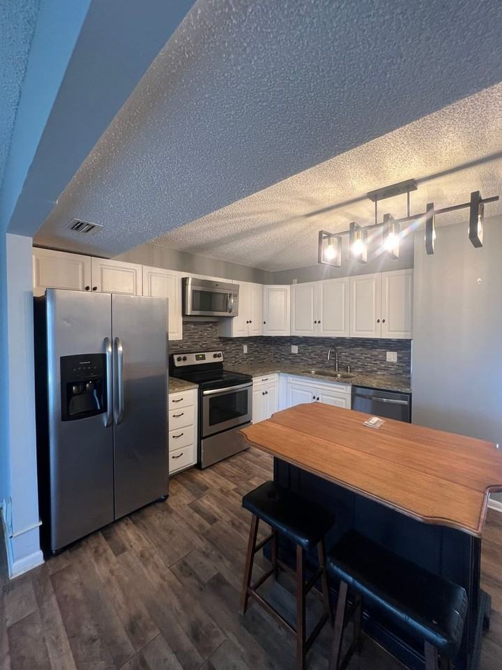 832 W 25th St - Photo 5 of 16