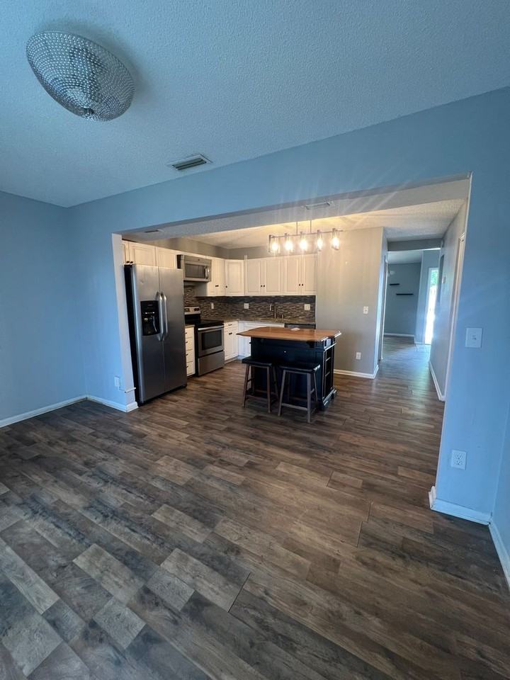 832 W 25th St - Photo 6 of 16