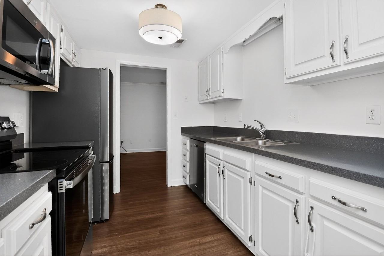 1819 Sabrina Ct - Photo 7 of 31