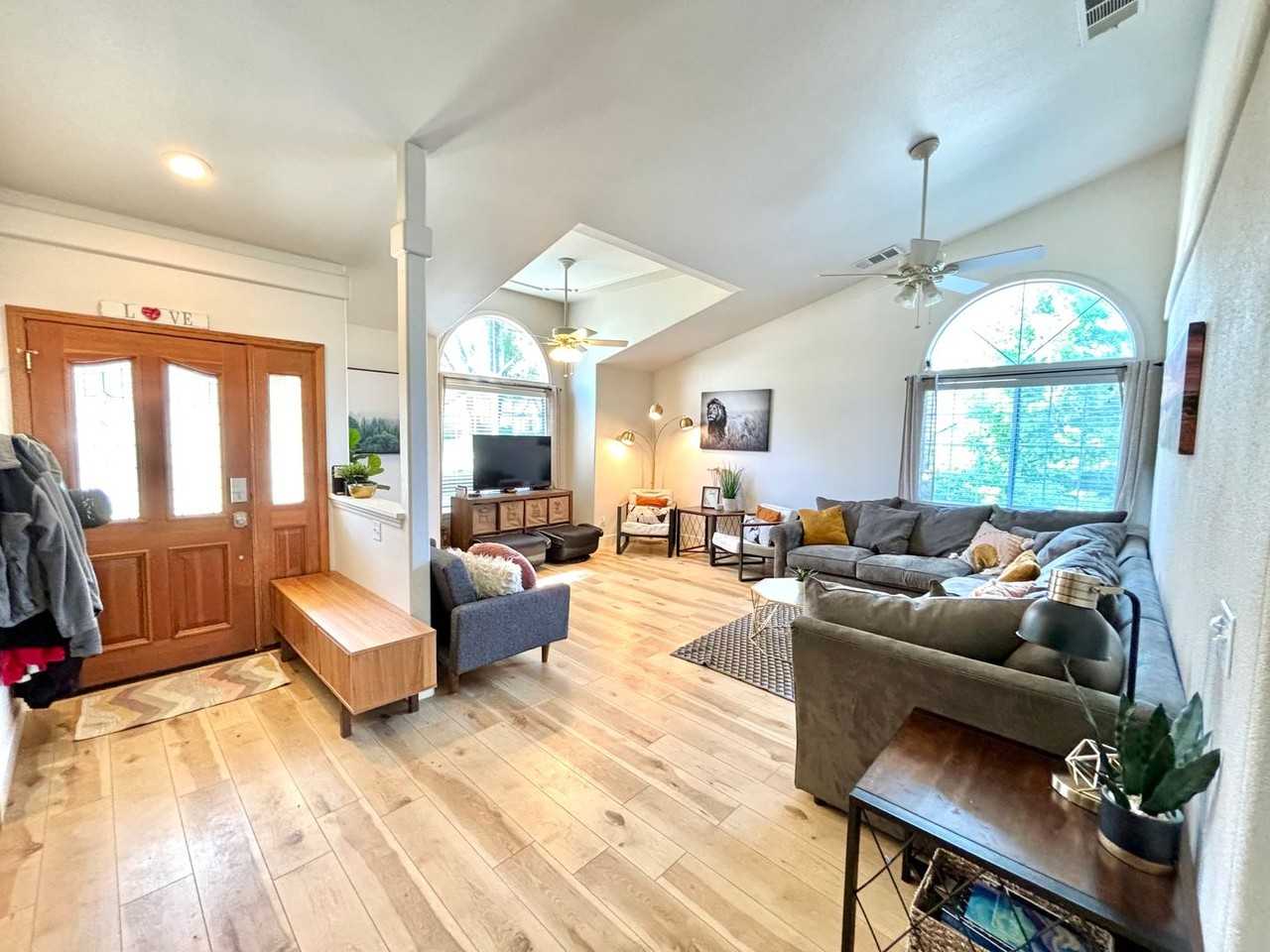 555 Reddington Dr - Photo 4 of 18