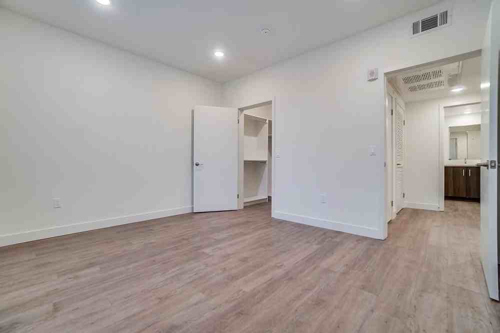 8600 Glenoaks - Photo 3 of 4