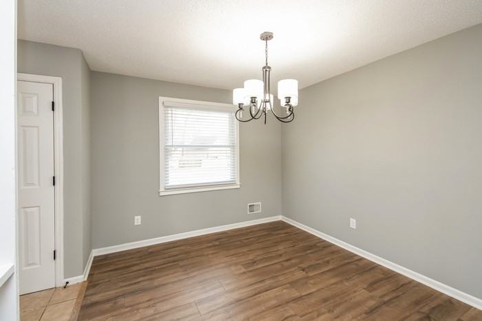 323 Chadford Rd - Photo 3 of 10