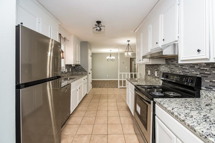 323 Chadford Rd - Photo 4 of 10