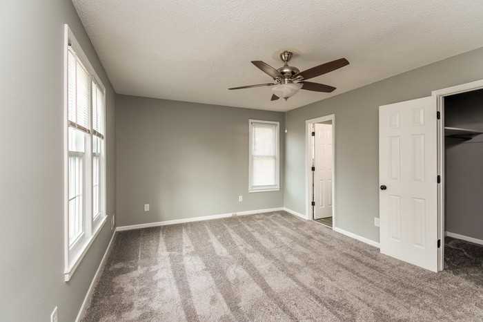 323 Chadford Rd - Photo 5 of 10