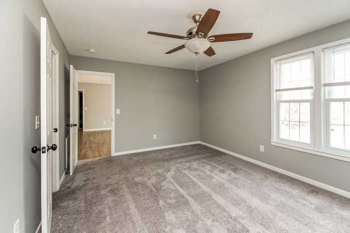 323 Chadford Rd - Photo 6 of 10