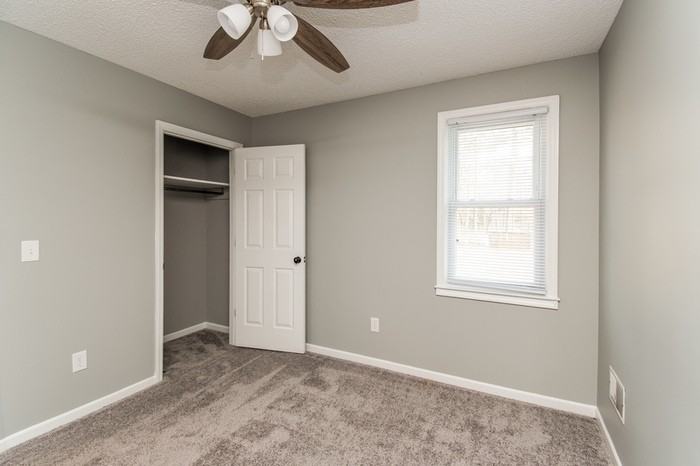 323 Chadford Rd - Photo 7 of 10