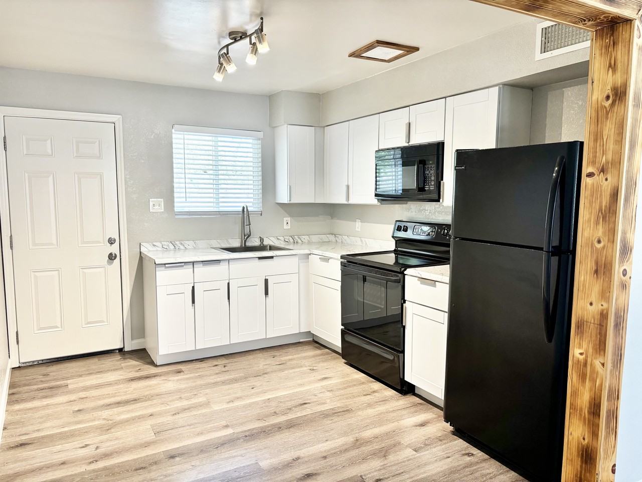412 N 17th Dr #4 - Photo 6 of 37