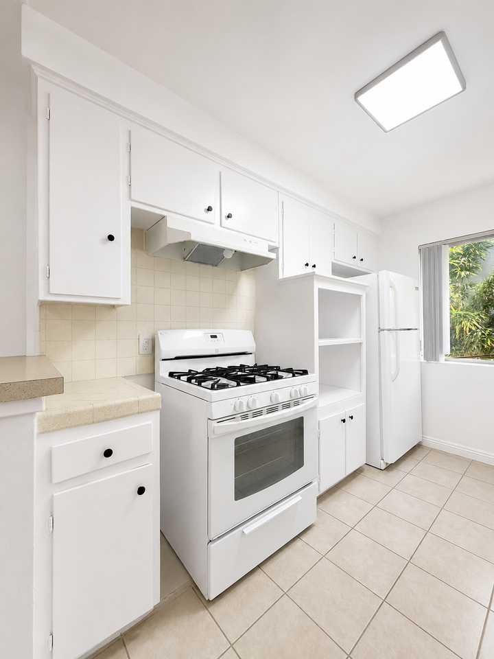 1044 N Curson Ave #3 - Photo 7 of 11